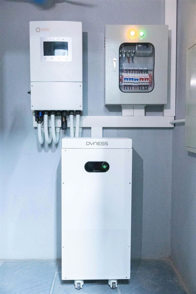 Biến tần Solis, tủ điện và pin lưu trữ Dyness lắp hoàn thiện trên tường