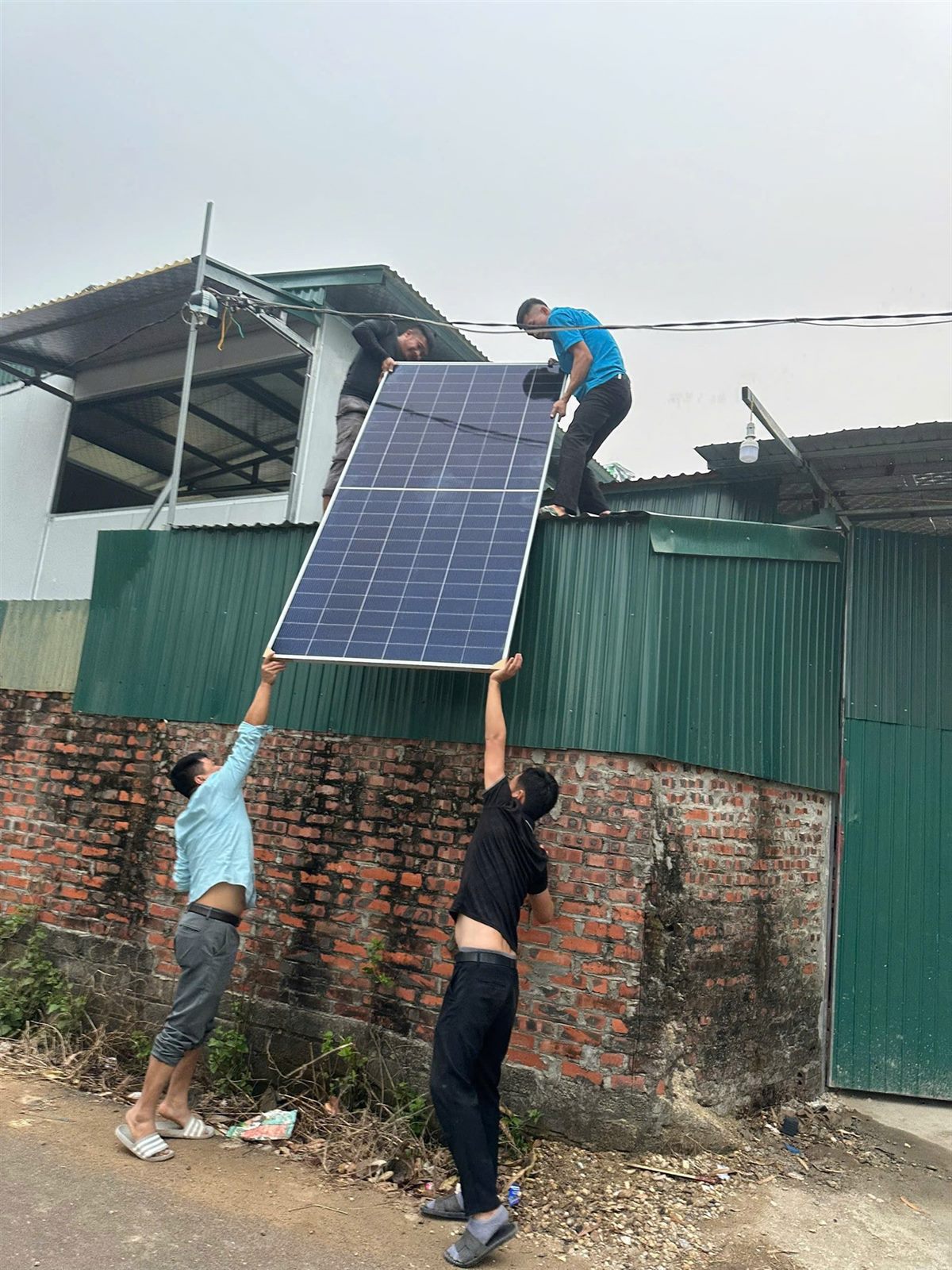Lắp điện mặt trời trên mái tôn: chống dột, chắc gió
